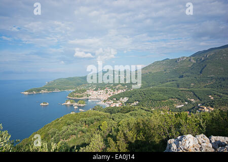 L'Épire, Grèce. Une vue de la côte ionienne, avec la ville de Parga au loin. 2014. Banque D'Images