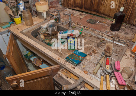 L'évier et plan de travail dans la cuisine d'une maison abandonnée et l'abandon Banque D'Images