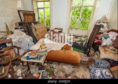 Un salon rempli d'ordure en une maison abandonnée et l'abandon Banque D'Images