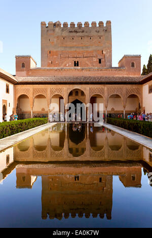 Palais de l'Alhambra, Palacio de Comares / le Palais de Comares et Patio de los Arrayanes / La Cour des Myrtes avec la tour Torre de Comares, Granada, Espagne Banque D'Images