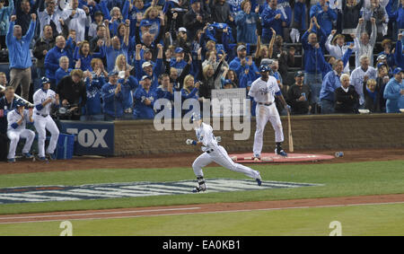 Kansas City, Missouri, États-Unis. 28 Oct, 2014. Norichika Aoki (Royals) MLB : Norichika Aoki des Royals de Kansas City s'exécute à la première base après avoir frappé un simple en bas de la deuxième manche au cours du jeu 6 de la Ligue Majeure de Baseball 2014 World Series contre les Giants de San Francisco au Kauffman Stadium à Kansas City, Missouri, United States . © AFLO/Alamy Live News Banque D'Images