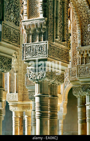 Piliers / colonnes à la Cour des Lions, des palais nasrides, Palais de l'Alhambra, Grenade, Andalousie, Espagne Banque D'Images