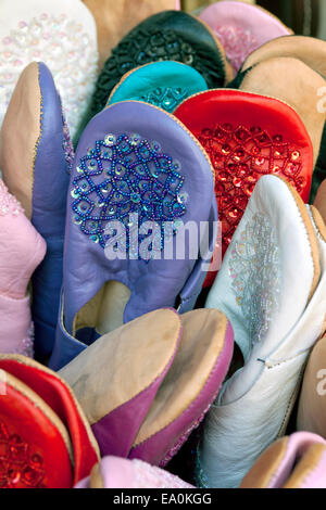 L'arabe Chaussons en cuir à la vente à un souk arabe, Calle Calderería Nueva, l'Albaicin, Grenade, Andalousie, Espagne Banque D'Images