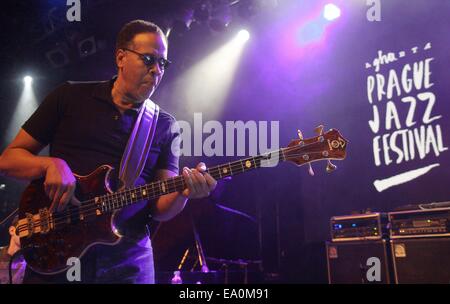 Fusion légendaire bassiste Stanley Clarke se produit avec son groupe au LUCERNA Music Bar à Prague, République tchèque le lundi, Novembre 3, 2014. Stanley Clarke Band tours ces jours Europe pour promouvoir leur nouvel album intitulé Up ! (Photo/CTK Zdenek Pridal) Banque D'Images