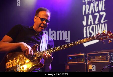 Fusion légendaire bassiste Stanley Clarke se produit avec son groupe au LUCERNA Music Bar à Prague, République tchèque le lundi, Novembre 3, 2014. Stanley Clarke Band tours ces jours Europe pour promouvoir leur nouvel album intitulé Up ! (Photo/CTK Zdenek Pridal) Banque D'Images