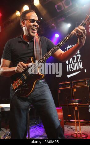 Fusion légendaire bassiste Stanley Clarke se produit avec son groupe au LUCERNA Music Bar à Prague, République tchèque le lundi, Novembre 3, 2014. Stanley Clarke Band tours ces jours Europe pour promouvoir leur nouvel album intitulé Up ! (Photo/CTK Zdenek Pridal) Banque D'Images