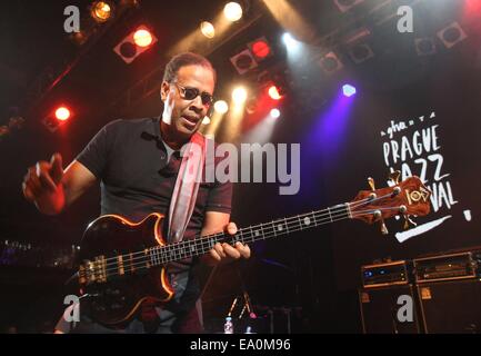 Fusion légendaire bassiste Stanley Clarke se produit avec son groupe au LUCERNA Music Bar à Prague, République tchèque le lundi, Novembre 3, 2014. Stanley Clarke Band tours ces jours Europe pour promouvoir leur nouvel album intitulé Up ! (Photo/CTK Zdenek Pridal) Banque D'Images