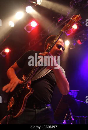 Fusion légendaire bassiste Stanley Clarke se produit avec son groupe au LUCERNA Music Bar à Prague, République tchèque le lundi, Novembre 3, 2014. Stanley Clarke Band tours ces jours Europe pour promouvoir leur nouvel album intitulé Up ! (Photo/CTK Zdenek Pridal) Banque D'Images