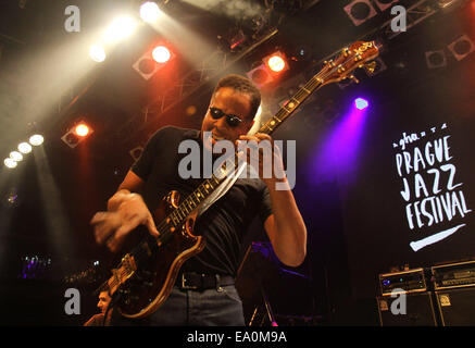 Fusion légendaire bassiste Stanley Clarke se produit avec son groupe au LUCERNA Music Bar à Prague, République tchèque le lundi, Novembre 3, 2014. Stanley Clarke Band tours ces jours Europe pour promouvoir leur nouvel album intitulé Up ! (Photo/CTK Zdenek Pridal) Banque D'Images