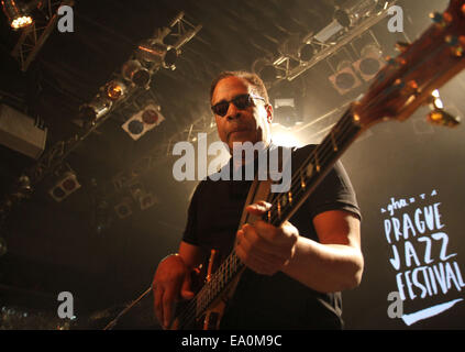 Fusion légendaire bassiste Stanley Clarke se produit avec son groupe au LUCERNA Music Bar à Prague, République tchèque le lundi, Novembre 3, 2014. Stanley Clarke Band tours ces jours Europe pour promouvoir leur nouvel album intitulé Up ! (Photo/CTK Zdenek Pridal) Banque D'Images