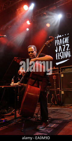 Fusion légendaire bassiste Stanley Clarke se produit avec son groupe au LUCERNA Music Bar à Prague, République tchèque le lundi, Novembre 3, 2014. Stanley Clarke Band tours ces jours Europe pour promouvoir leur nouvel album intitulé Up ! (Photo/CTK Zdenek Pridal) Banque D'Images