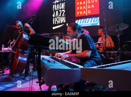 Fusion légendaire bassiste Stanley Clarke se produit avec son groupe au LUCERNA Music Bar à Prague, République tchèque le lundi, Novembre 3, 2014. Stanley Clarke Band tours ces jours Europe pour promouvoir leur nouvel album intitulé Up ! (Photo/CTK Zdenek Pridal) Banque D'Images