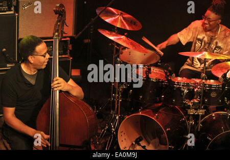 Fusion légendaire bassiste Stanley Clarke se produit avec son groupe au LUCERNA Music Bar à Prague, République tchèque le lundi, Novembre 3, 2014. Stanley Clarke Band tours ces jours Europe pour promouvoir leur nouvel album intitulé Up ! (Photo/CTK Zdenek Pridal) Banque D'Images