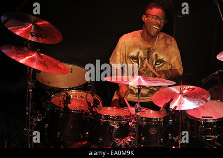 Fusion légendaire bassiste Stanley Clarke se produit avec son groupe au LUCERNA Music Bar à Prague, République tchèque le lundi, Novembre 3, 2014. Stanley Clarke Band tours ces jours Europe pour promouvoir leur nouvel album intitulé Up ! (Photo/CTK Zdenek Pridal) Banque D'Images