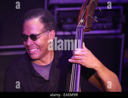 Fusion légendaire bassiste Stanley Clarke se produit avec son groupe au LUCERNA Music Bar à Prague, République tchèque le lundi, Novembre 3, 2014. Stanley Clarke Band tours ces jours Europe pour promouvoir leur nouvel album intitulé Up ! (Photo/CTK Zdenek Pridal) Banque D'Images