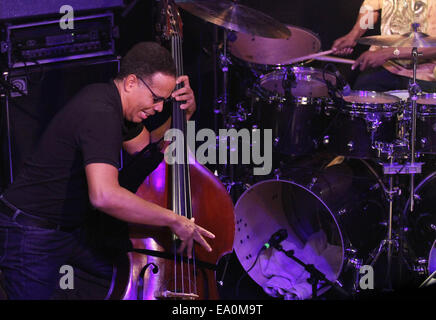 Fusion légendaire bassiste Stanley Clarke se produit avec son groupe au LUCERNA Music Bar à Prague, République tchèque le lundi, Novembre 3, 2014. Stanley Clarke Band tours ces jours Europe pour promouvoir leur nouvel album intitulé Up ! (Photo/CTK Zdenek Pridal) Banque D'Images