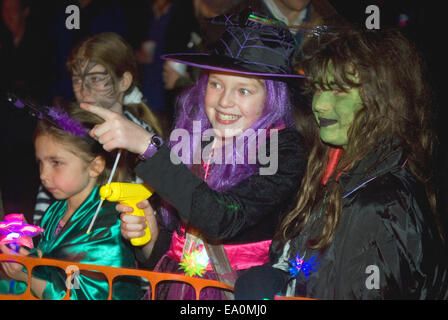 Regarder les enfants d'artifice à l'halloween, buriton, Hampshire, Royaume-Uni. Banque D'Images