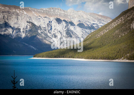 Le lac Minnewanka, Banff National Park, Alberta, Canada, Amérique du Nord. Banque D'Images