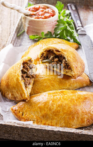 Empanadas à la viande hachée et salsa Banque D'Images