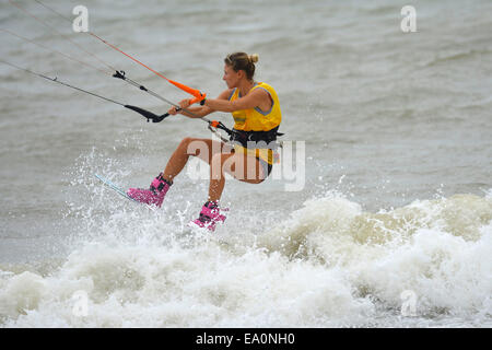 Environ 40 athlètes viennent en Chine pour assister à la 2014 PKRA reisebrev kite surf tour à Haikou, Hainan, Chine, le 4 novembre, 2014. Banque D'Images