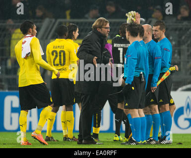 Dortmund, Allemagne. 4ème Nov, 2014. L'entraîneur de Dortmund Jürgen Klopp (C) soutient avec l'équipe arbitral après l'UFA GROUPE D match ligue de champion entre Borussia Dortmund et Galatasaray Istanbul à Dortmund, en Allemagne, 4 novembre 2014. Photo : Bernd Thissen/dpa/Alamy Live News Banque D'Images