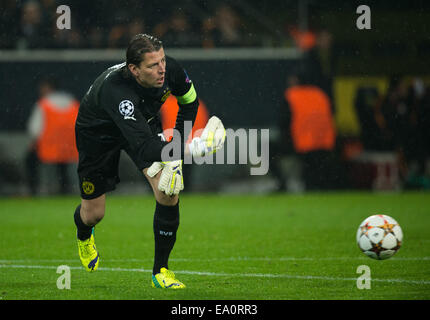 Dortmund, Allemagne. 4ème Nov, 2014. Le gardien Roman Weidenfeller Dortmund lance la balle au cours de l'UFA GROUPE D match ligue de champion entre Borussia Dortmund et Galatasaray Istanbul à Dortmund, en Allemagne, 4 novembre 2014. Photo : Bernd Thissen/dpa/Alamy Live News Banque D'Images