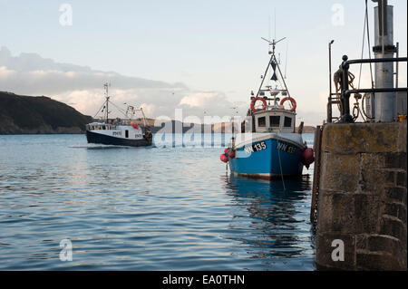 Chalutiers amarrés à Mevagissey harbour, Cornwall. Banque D'Images