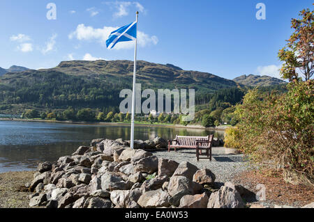 Le Loch Goil Lochgoilhead ; ; ; ; ; sunny Drimsynie House ; réflexions ; ; ; Bute Argyll en Écosse ; UK Banque D'Images