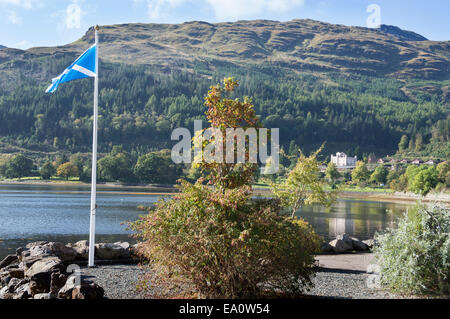 Le Loch Goil Lochgoilhead ; ; ; ; ; sunny Drimsynie House ; réflexions ; ; ; Bute Argyll en Écosse ; UK Banque D'Images