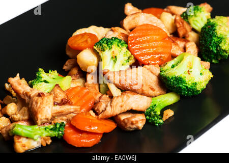 Rencontrez en tranches et les légumes préparés sur la plaque Banque D'Images