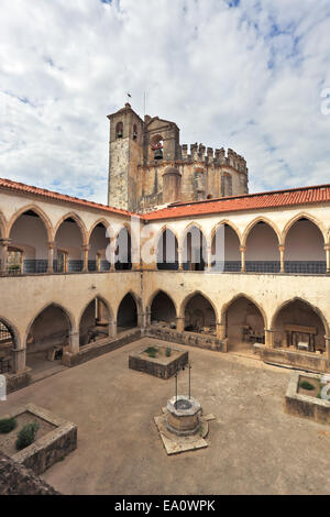 Au centre de la cour un vieux puits Banque D'Images