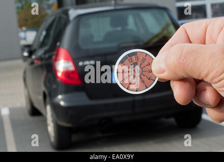 Hildesheim, Allemagne. 5Th Nov, 2014. Un membre du personnel de TUV NORD, association d'inspection technique, s'attache d'une vignette de TUV-nord de Mercedes Benz A-Class voiture après une inspection complète à l'essai et TUV Nord station-service à Hildesheim, Allemagne, 5 novembre 2014. Photo : Juian Stratenschulte/dpa/Alamy Live News Banque D'Images