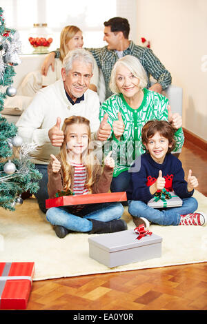 Famille heureuse avec les grands-parents faire de cadeaux à Noël Eve Banque D'Images