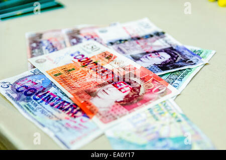 Tas de faux billets de banque de l'Angleterre et la Banque de France billets en euros Banque D'Images