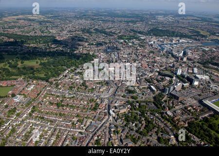 Une vue aérienne d'Ipswich Suffolk avec le centre-ville, du stade de football et de la marina de bureaux sur la rivière Orwell Banque D'Images