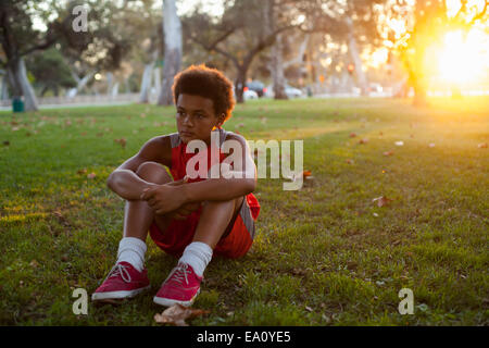 Triste à la garçon dans le parc Banque D'Images