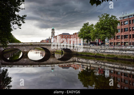 Pont sur la rivière Liffey, adoucit, Dublin, République d'Irlande Banque D'Images