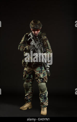 Soldat de l'OTAN dans la pleine vitesse. Banque D'Images