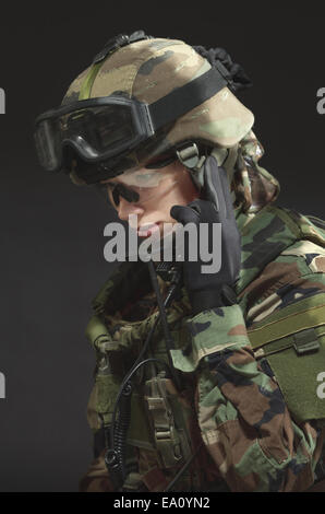 Soldat de l'OTAN dans la pleine vitesse. Banque D'Images