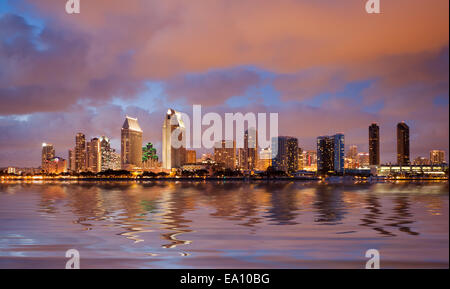 San Diego skyline at Dusk reflète dans sea Banque D'Images