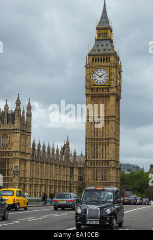 Londres, Angleterre : taxi noir passant Big Ben et les chambres du Parlement, au centre de Londres Banque D'Images