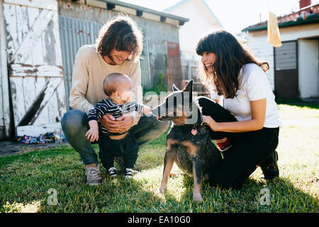 Bébé garçon et chien de jardin Banque D'Images