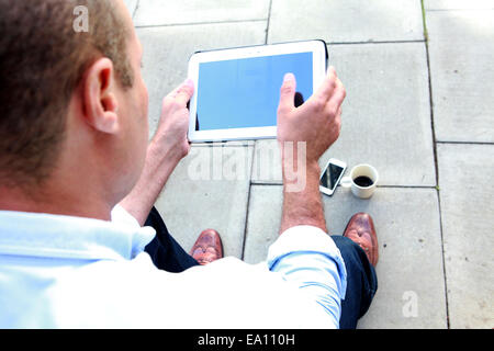 Plus d'épaule de male digital tablet sur office l'étape Banque D'Images