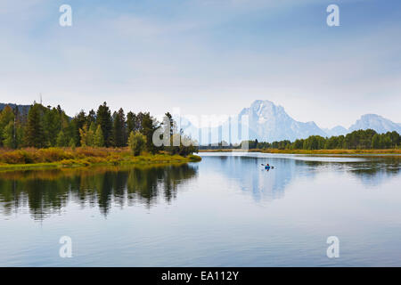 Les eaux calmes de la pagaie Oxbow Bend en kayak à Grand Teton National Park, Wyoming, USA Banque D'Images