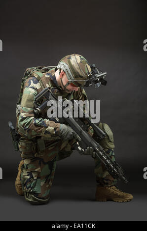 Soldat de l'OTAN dans la pleine vitesse. Banque D'Images