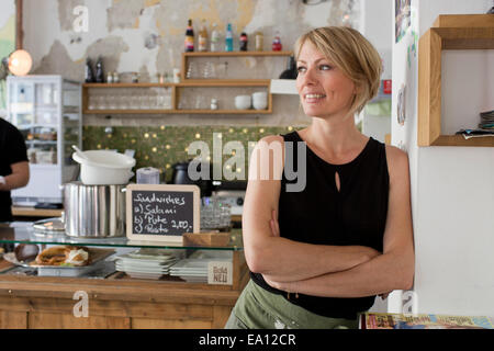 Mid adult woman in cafe Banque D'Images