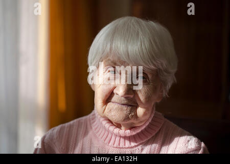 Portrait d'une vieille dame de 90 ans Banque D'Images Portrait d'une vieille dame de 90 ans Banque D'Images