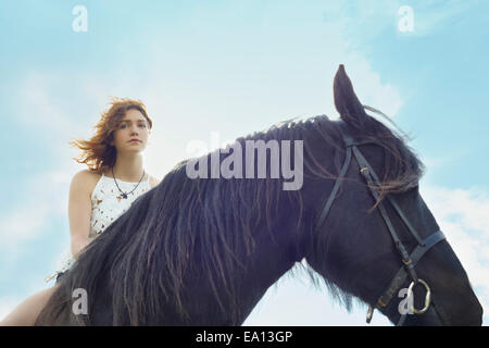 Portrait of young woman on horse Banque D'Images