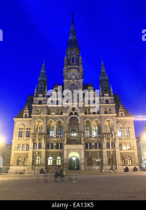 Reichberg, République tchèque. 27 Oct, 2014. Une vue de l'entrée façade de l'hôtel de ville de Reichberg, République tchèque, 27 octobre 2014. L'hôtel de ville avec ses 65 mètres de hauteur a été construit spire selon la plance de l'architecte Franz von Neumann entre 1888 et 1893. En raison de sa similitude avec l'architecture la mairie de Vienne, Reichenberg est également connu comme l'vienne du Nord. Photo : Frederik Wolf/DPA - - AUCUN FIL - SERVICE/dpa/Alamy Live News Banque D'Images