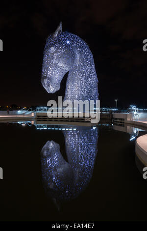 Vue nocturne du monument de sculpture de la statue du cheval Kelpies et réflexion dans l'étang de Falkirk, Écosse, Royaume-Uni. Banque D'Images